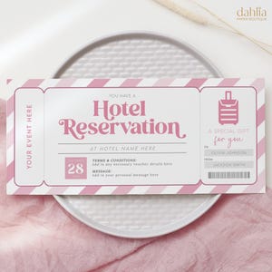 以下が含まれることがあります： ピンクと白のストライプのチケットで、「You have a Hotel Reservation」と「A Special Gift for you」の文字が書かれています。チケットには、ホテル名、利用規約、メッセージ、受取人名と差出人名の記入欄があります。チケットには、小さなスーツケースのアイコンも付いています。