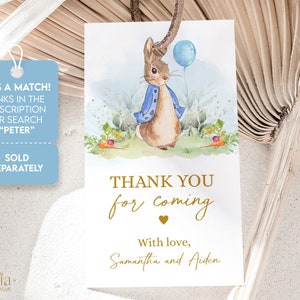 K&ouml;nnte beinhalten: Ein wei&szlig;es Dankesch&ouml;n-Etikett mit einer Aquarell-Illustration von Peter Rabbit, der einen blauen Ballon h&auml;lt. Der Text "THANK YOU for coming" ist in goldener Schrift mit einem kleinen Herzen darunter geschrieben. Der Text "With love, Samantha and Aiden" ist in Gold unter dem Herzen geschrieben.