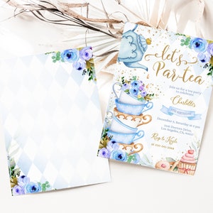 Op de afbeelding: Een blauwe en witte uitnodiging voor een theeparty met een stapel theekopjes, een theepot en bloemen. De uitnodiging luidt "Let's Par-tea" en bevat details voor een 5e verjaardagsfeest.