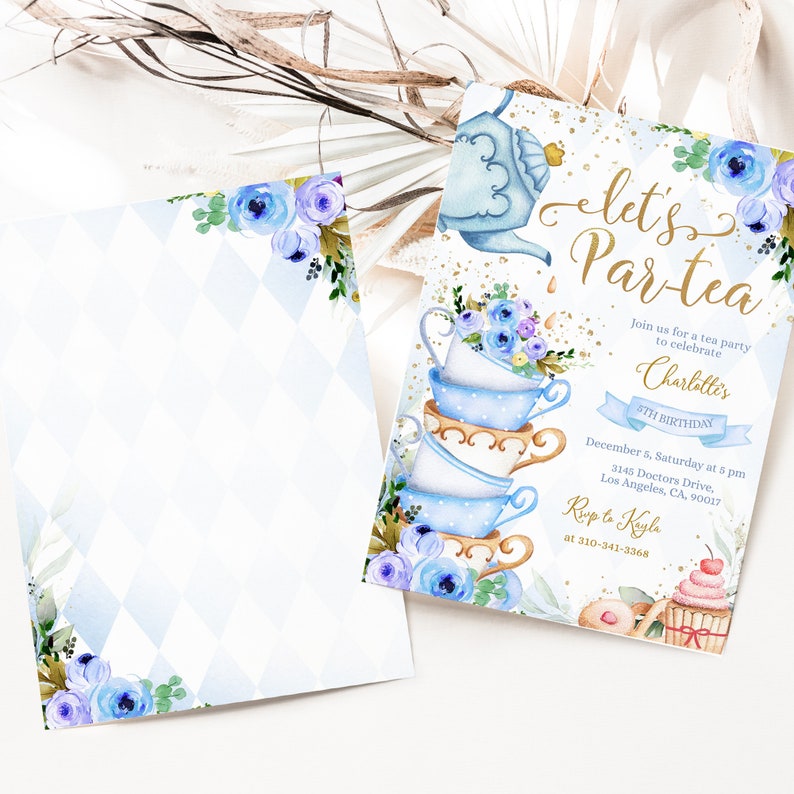 Op de afbeelding: Een blauwe en witte uitnodiging voor een theeparty met een stapel theekopjes, een theepot en bloemen. De uitnodiging luidt "Let's Par-tea" en bevat details voor een 5e verjaardagsfeest.