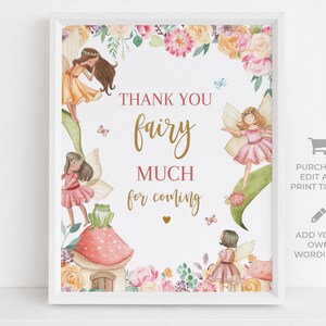 K&ouml;nnte beinhalten: Ein wei&szlig;es, druckbares Schild mit einem floralen Rand und dem Text "Vielen Dank, Fee, f&uuml;r dein Kommen". Das Schild zeigt Aquarell-Illustrationen von Feen und einem Pilzhaus.