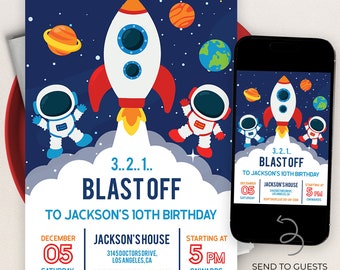 Op de afbeelding: Een blauwe en witte ruimte-thema verjaardagsuitnodiging met een raket, astronauten en planeten. De tekst luidt "3...2...1... Blast Off naar Jackson's 10e verjaardag". De uitnodiging bevat de datum, tijd en locatie van het feest.