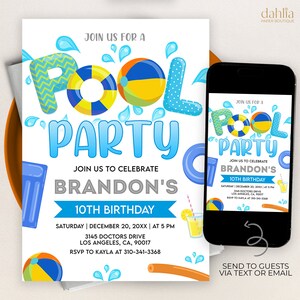 Pode incluir: Um convite para uma festa de piscina azul e branca com um flutuador de piscina de desenho animado, uma bola de praia e um copo de limonada. O convite diz "Junte-se a nós para uma festa de piscina" e inclui o texto "Junte-se a nós para celebrar o 10º aniversário de Brandon".