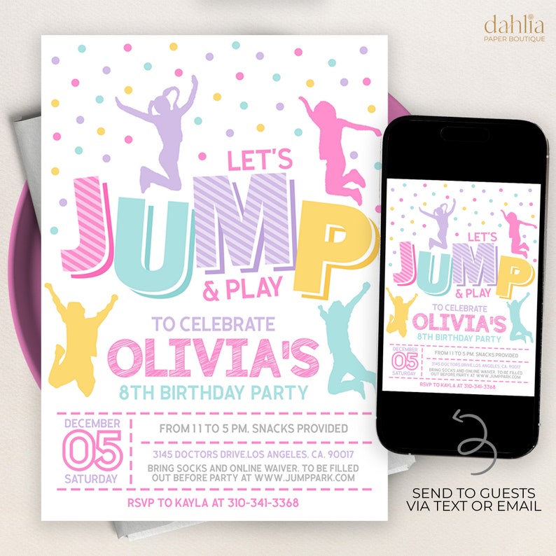 Puede incluir: Una invitaci&oacute;n de fiesta con las palabras "Let's Jump & Play" en letras grandes y coloridas. La invitaci&oacute;n es para la fiesta de cumplea&ntilde;os n&uacute;mero 8 de Olivia, con la fecha, hora y lugar. Un smartphone muestra la invitaci&oacute;n.