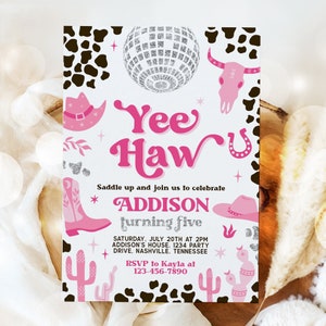 Puede incluir: Una invitaci&oacute;n rosa y blanca con un fondo de estampado de vaca. La invitaci&oacute;n dice "Yee Haw" y "Saddle up and join us to celebrate Addison turning five". La invitaci&oacute;n tambi&eacute;n incluye una bola de discoteca, un sombrero de vaquero, un cactus y una herradura.