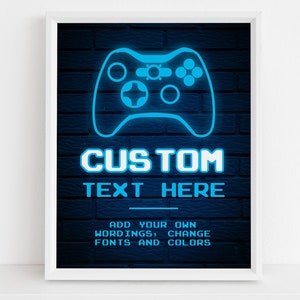 Puede incluir: Un gráfico de mando de videojuego azul neón sobre un fondo de ladrillo oscuro con el texto "CUSTOM TEXT HERE" y las palabras "ADD YOUR OWN WORDINGS, CHANGE FONTS AND COLORS".