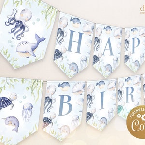 Peut inclure: Une banni&egrave;re bleue et blanche avec les mots "Happy Birthday" en lettres bleues. La banni&egrave;re est d&eacute;cor&eacute;e de cr&eacute;atures marines comme des m&eacute;duses, des narvals, des tortues de mer et des pieuvres. La banni&egrave;re est parfaite pour une f&ecirc;te d'anniversaire sur le th&egrave;me nautique.