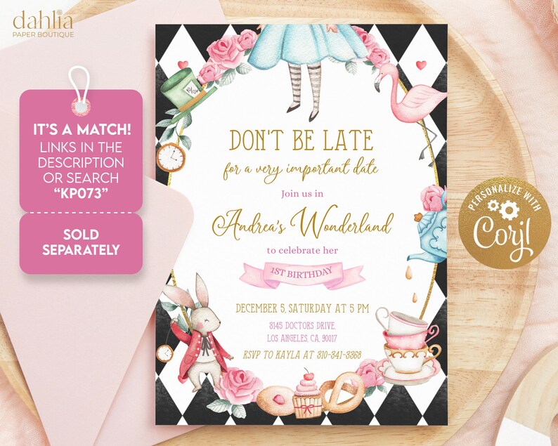 K&ouml;nnte beinhalten: Einladung zu einer ersten Geburtstagsfeier im Alice-im-Wunderland-Thema mit einem schwarz-wei&szlig; karierten Hintergrund, rosa und wei&szlig;en Blumen, einem wei&szlig;en Kaninchen, einem Flamingo, einer Teetasse und einer Teekanne. Die Einladung lautet: "Seien Sie nicht zu sp&auml;t f&uuml;r ein sehr wichtiges Date. Begleiten Sie uns in Andreas Wunderland, um ihren 1. Geburtstag zu feiern. 5. Dezember, Samstag um 17:00 Uhr. 8145 Doctors Drive, Los Angeles CA 90017. RSVP an Kayla unter 810-841-8368."
