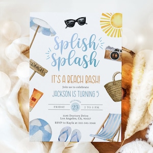 Peut inclure: Une invitation &agrave; une f&ecirc;te d'anniversaire sur le th&egrave;me de la plage, en bleu et blanc, avec le texte "Splish Splash It's a Beach Bash!" et "Jackson a 5 ans". L'invitation comprend un soleil, un parasol de plage, des lunettes de soleil, un appareil photo, un sac de plage, une chaise de plage, des tongs et un ballon de plage.