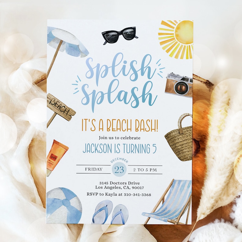 Peut inclure: Une invitation &agrave; une f&ecirc;te d'anniversaire sur le th&egrave;me de la plage, en bleu et blanc, avec le texte "Splish Splash It's a Beach Bash!" et "Jackson a 5 ans". L'invitation comprend un soleil, un parasol de plage, des lunettes de soleil, un appareil photo, un sac de plage, une chaise de plage, des tongs et un ballon de plage.