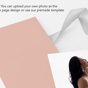 Puede incluir: Primer plano de una tarjeta blanca con la silueta de una mujer. La mujer lleva una blusa blanca y tiene los ojos cerrados. La tarjeta est&aacute; sobre una superficie rosa claro.