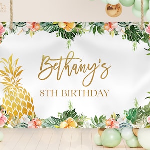 Può includere: Uno striscione bianco a tema tropicale con foglie verdi, fiori rosa e gialli e un ananas dorato. Lo striscione dice "Bethany's 8th Birthday" in lettere dorate.