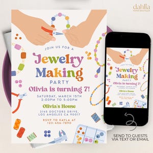 Könnte beinhalten: Eine farbenfrohe Einladung zu einer Schmuckbastelparty. Die Einladung zeigt eine Comic-Illustration von Händen, die eine Halskette mit Perlen basteln. Der Text auf der Einladung lautet: „Schließen Sie sich uns zu einer Schmuckbastelparty an, Olivia wird 7! Samstag, 15. März, 14:00 bis 17:00 Uhr, Olivias Haus, 3145 Doctors Drive, Los Angeles CA 90017, RSVP an Kayla unter 123-456-7890“.