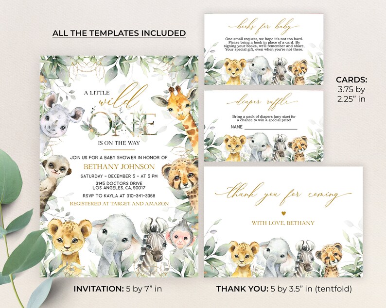 Pu&ograve; includere: Un set di modelli di invito per baby shower stampabili con tema giungla in uno schema di colori oro e verde. I modelli includono un invito, un biglietto di ringraziamento, un biglietto di lotteria per pannolini e un biglietto di richiesta di libri. Il testo sull'invito recita "A Little Wild One is on the Way".