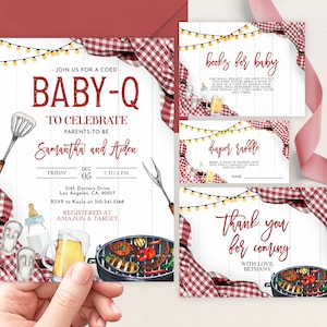 Op de afbeelding: Een babyborrel uitnodiging met een rood-wit geruite achtergrond. De uitnodiging toont een barbecue met eten, een bierglas en een babyfles. De tekst op de uitnodiging luidt "Baby-Q om de aanstaande ouders Samantha en Aiden te vieren".