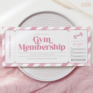 Könnte beinhalten: Rosa-weiß gestreiftes, druckbares Geschenkgutschein für eine Fitnessstudio-Mitgliedschaft. Der Text lautet "You're getting a Gym Membership" und "A special gift for you".