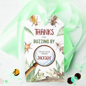 Könnte beinhalten: Ein weißes Dankeschön-Etikett mit einem grünen, braunen und roten Insekten-Motiv. Das Etikett lautet "Danke fürs Vorbeischauen" und "Von deinem Freund, Jackson".