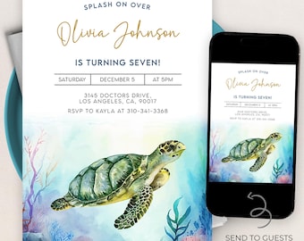 Könnte beinhalten: Eine blaue und grüne Aquarell-Illustration einer Meeresschildkröte, die im Ozean schwimmt. Die Einladung lautet "Splash on Over Olivia Johnson is turning seven!" mit Datum, Uhrzeit und Ort der Party. Der Text "Send to guests via text or email" ist ebenfalls enthalten.