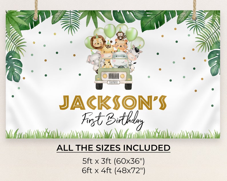 Pu&ograve; includere: Uno striscione bianco con fogliame verde e coriandoli dorati. Lo striscione presenta una jeep da safari dei cartoni animati con animali, tra cui un leone, una zebra, una scimmia e un elefante. Il testo "JACKSON'S First Birthday" &egrave; in lettere dorate. Lo striscione &egrave; disponibile in due dimensioni: 5 piedi x 3 piedi (60x36") e 6 piedi x 4 piedi (48x72").