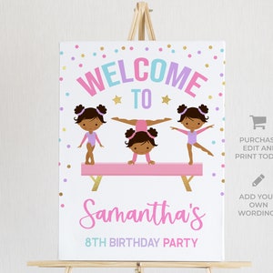 Puede incluir: Bienvenido al cartel de la fiesta de cumplea&ntilde;os n&uacute;mero 8 de Samantha con un fondo de confeti rosa, azul y dorado. Tres chicas de dibujos animados est&aacute;n haciendo gimnasia en una viga de equilibrio rosa. El cartel es perfecto para una fiesta de cumplea&ntilde;os con tem&aacute;tica de gimnasia.