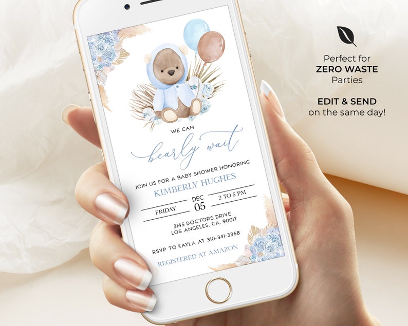 Pu&ograve; includere: Un invito digitale per una festa di nascita con un orsacchiotto blu e marrone che tiene dei palloncini. L'invito dice "We can bearly wait" e include la data, l'ora e il luogo dell'evento. Sono incluse anche le informazioni RSVP.