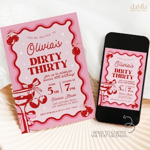 Puede incluir: Invitación rosa para fiesta de cumpleaños con diseño de cerezas y cócteles. La invitación dice "Olivia's Dirty Thirty" con detalles del evento. Un smartphone muestra la misma invitación, con una indicación para enviar por mensaje de texto o correo electrónico.
