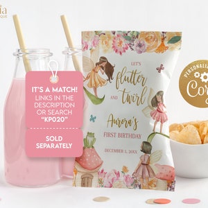K&ouml;nnte beinhalten: Wei&szlig;er Chip-Beutel mit floralem Design und dem Text "Let's flutter and twirl Aurora's First Birthday December 5, 20XX". Der Beutel ist mit Feen und Pilzen verziert. Ein goldener Aufkleber mit dem Text "Personalisieren mit Coril" befindet sich auf dem Beutel.