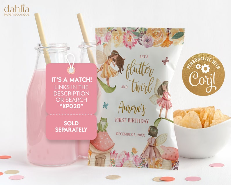 K&ouml;nnte beinhalten: Wei&szlig;er Chip-Beutel mit floralem Design und dem Text "Let's flutter and twirl Aurora's First Birthday December 5, 20XX". Der Beutel ist mit Feen und Pilzen verziert. Ein goldener Aufkleber mit dem Text "Personalisieren mit Coril" befindet sich auf dem Beutel.