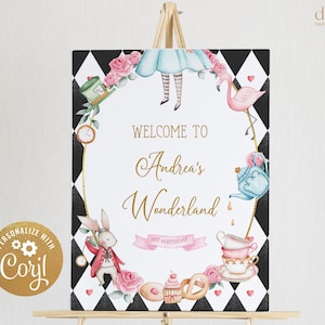 K&ouml;nnte beinhalten: Willkommen zu Andreas Wunderland 1. Geburtstagsfeier Schild mit einem schwarz-wei&szlig; karierten Hintergrund, einem rosa Flamingo, einer blauen Teekanne, einem wei&szlig;en Kaninchen und einem Teebecher und Untertasse Set. Das Schild ist mit Blumen und Herzen verziert.