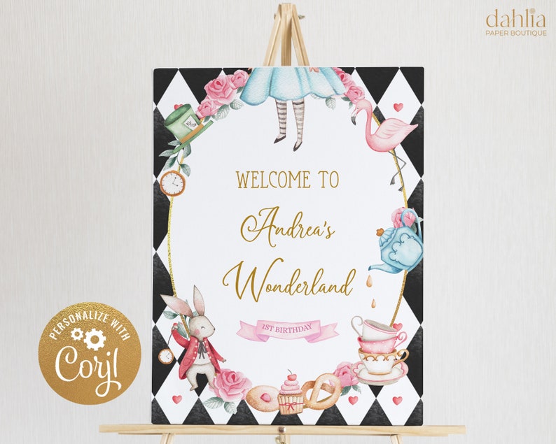 K&ouml;nnte beinhalten: Willkommen zu Andreas Wunderland 1. Geburtstagsfeier Schild mit einem schwarz-wei&szlig; karierten Hintergrund, einem rosa Flamingo, einer blauen Teekanne, einem wei&szlig;en Kaninchen und einem Teebecher und Untertasse Set. Das Schild ist mit Blumen und Herzen verziert.