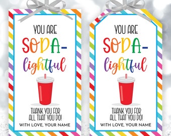 Op de afbeelding: Twee printbare cadeaulabels met een regenboogkleurige gestreepte achtergrond. De labels bevatten een rode sodacup met een rietje en de tekst "You are SODA-lightful. Thank you for all that you do! With love, your name."