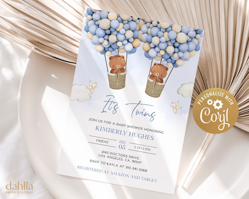 K&ouml;nnte beinhalten: Einladung zu einer Babyparty f&uuml;r Zwillinge mit einem Design aus blauen und beigen Ballon-Hei&szlig;luftballons mit Teddyb&auml;ren in den K&ouml;rben. Die Einladung enth&auml;lt Datum, Uhrzeit und Ort der Veranstaltung. RSVP-Informationen und Registrierungsdetails sind ebenfalls enthalten.