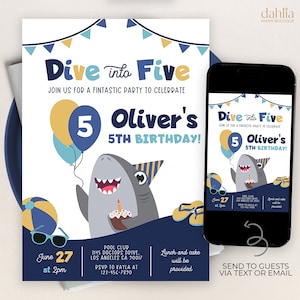 Peut inclure: Une invitation d'anniversaire bleue et jaune avec un requin de dessin animé tenant un cupcake. L'invitation indique "Dive into Five" et "Oliver's 5th Birthday!" avec une date et une heure le 27 juin à 14h. L'invitation comprend également l'adresse d'un club de piscine et des informations de RSVP.
