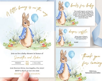 Puede incluir: Una invitación a una fiesta de bienvenida al bebé con una ilustración de acuarela de un conejito sosteniendo un globo azul. La invitación es para Samantha y Aiden e incluye la fecha, la hora y el lugar del evento. También incluye una solicitud para que los invitados traigan un libro en lugar de una tarjeta, y una rifa de pañales.
