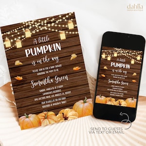 Op de afbeelding: Baby shower uitnodiging met een rustieke houten achtergrond, met de tekst "A little PUMPKIN is on the way." Het ontwerp bevat pompoenen, herfstbladeren en lichtslingers. Een smartphone toont hetzelfde ontwerp.