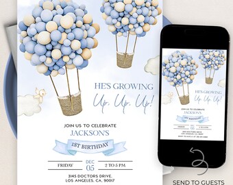 Puede incluir: Una invitación de fiesta de primer cumpleaños con temática de globos aerostáticos azules y blancos con el texto "He's Growing Up. Up. Up!" y "Join us to celebrate Jackson's 1st Birthday". La invitación incluye la fecha, la hora y la ubicación de la fiesta.