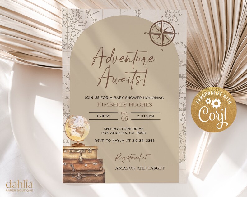 Pode incluir: Um convite de ch&aacute; de beb&ecirc; bege e marrom com um fundo de mapa e uma b&uacute;ssola. O texto diz "Aventura Aguarda!" e inclui os detalhes do evento, incluindo a data, a hora e o local. O convite tamb&eacute;m inclui um globo terrestre e malas, simbolizando a viagem. O texto "Personalizar com Coril" est&aacute; em um c&iacute;rculo dourado.