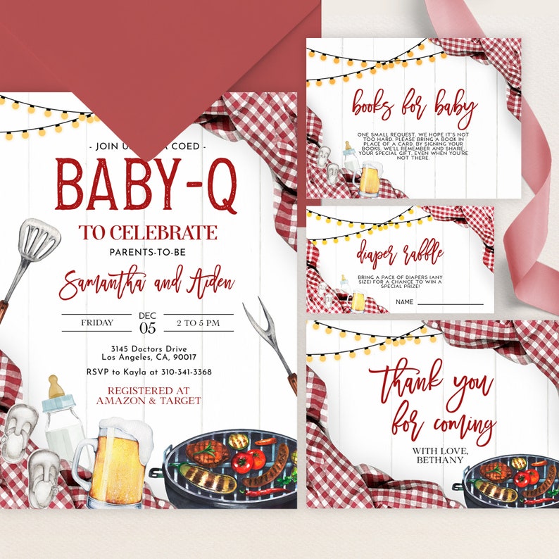 Op de afbeelding: Een babyborrel uitnodiging met een barbecue thema op een rood-wit geruit patroon. De uitnodiging toont een grill, een bierglas, een babyfles en een spatel. De tekst op de uitnodiging luidt "Baby-Q" en "Ter ere van de aanstaande ouders Samantha en Aiden".