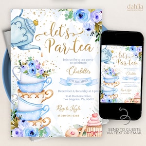 Op de afbeelding: Een blauwe en gouden uitnodiging voor een theeparty met een aquarel-illustratie van een theepot en theekopjes. De uitnodiging luidt "Let's Par-tea" en is voor Charlotte's 5e verjaardag. De uitnodiging bevat de datum, tijd en locatie van het feest, evenals een RSVP-contact.