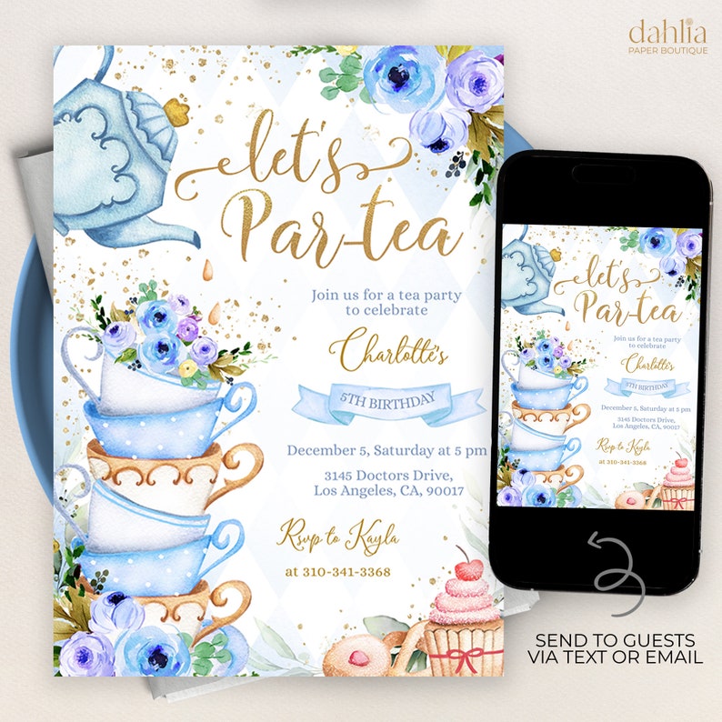 Op de afbeelding: Een blauwe en gouden uitnodiging voor een theeparty met een aquarel-illustratie van een theepot en theekopjes. De uitnodiging luidt "Let's Par-tea" en is voor Charlotte's 5e verjaardag. De uitnodiging bevat de datum, tijd en locatie van het feest, evenals een RSVP-contact.