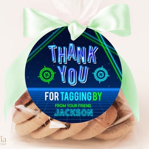 Neon Blue Thank You Gift Tag, BEWERKBARE Laser Tag Verjaardagslabel, Gamer Round Party Favor, Arcade Party Square Tag, Mission Complete, KP045