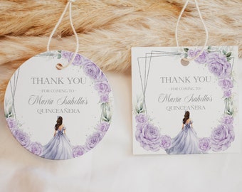 Op de afbeelding: Twee paarse en witte bedankkaartjes met een bloemenmotief en een silhouet van een vrouw in een jurk. De tekst op de kaartjes luidt "Bedankt - Voor uw komst naar - Maria Isabella's Quinceañera".