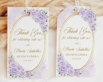 Op de afbeelding: Twee paarse en gouden bedankkaartjes met een bloemenmotief. De tekst luidt "Bedankt voor het vieren met ons! - AT - Maria Isabella's Quinceañera 12.06.202X"