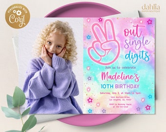 Puede incluir: Una invitación de cumpleaños rosa y azul con un signo de paz y el texto "out single digits". La invitación es para el décimo cumpleaños de Madeline e incluye la fecha, la hora y el lugar de la fiesta. También incluye una foto de una niña con el pelo rubio y rizado.