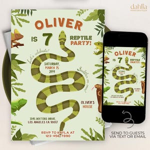 Peut inclure: Une invitation d'anniversaire sur le thème des reptiles avec une illustration de serpent vert et marron. L'invitation comprend le nom "Oliver", l'âge "7" et les détails de la fête. Un smartphone affiche l'invitation.