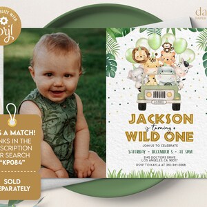 Op de afbeelding: Een groene en gouden safari-thema uitnodiging voor een eerste verjaardag met een foto van een babyjongen. De uitnodiging heeft een cartoon jeep met dieren, ballonnen en de tekst "Jackson wordt &eacute;&eacute;n".