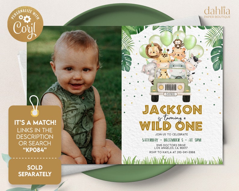 Op de afbeelding: Een groene en gouden safari-thema uitnodiging voor een eerste verjaardag met een foto van een babyjongen. De uitnodiging heeft een cartoon jeep met dieren, ballonnen en de tekst "Jackson wordt &eacute;&eacute;n".