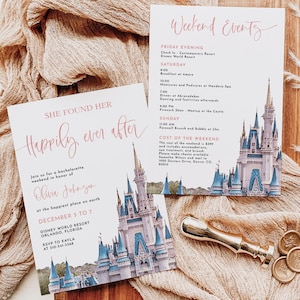 Op de afbeelding: Twee uitnodigingskaarten met een aquarel illustratie van een kasteel, met de tekst "She Found Her Happily Ever After" en "Weekend Events". De kaarten zijn voor een vrijgezellenweekend in Disney World.