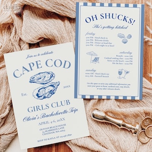Puede incluir: Dos tarjetas de invitación con texto azul sobre fondo crema. Una dice "CAPE COD" con ilustraciones de ostras, la otra dice "OH SHUCKS! She's getting hitched" con un horario. Un sello de cera dorado y tela están en la imagen.