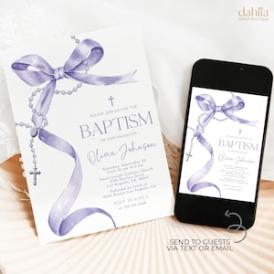 Peut inclure: Une invitation de baptême avec un motif aquarelle représentant un ruban lavande et des chapelets. L'invitation comprend le texte "PLEASE JOIN US FOR THE BAPTISM" et les détails du baptême d'Olivia Johnson. Un smartphone affiche le même motif.